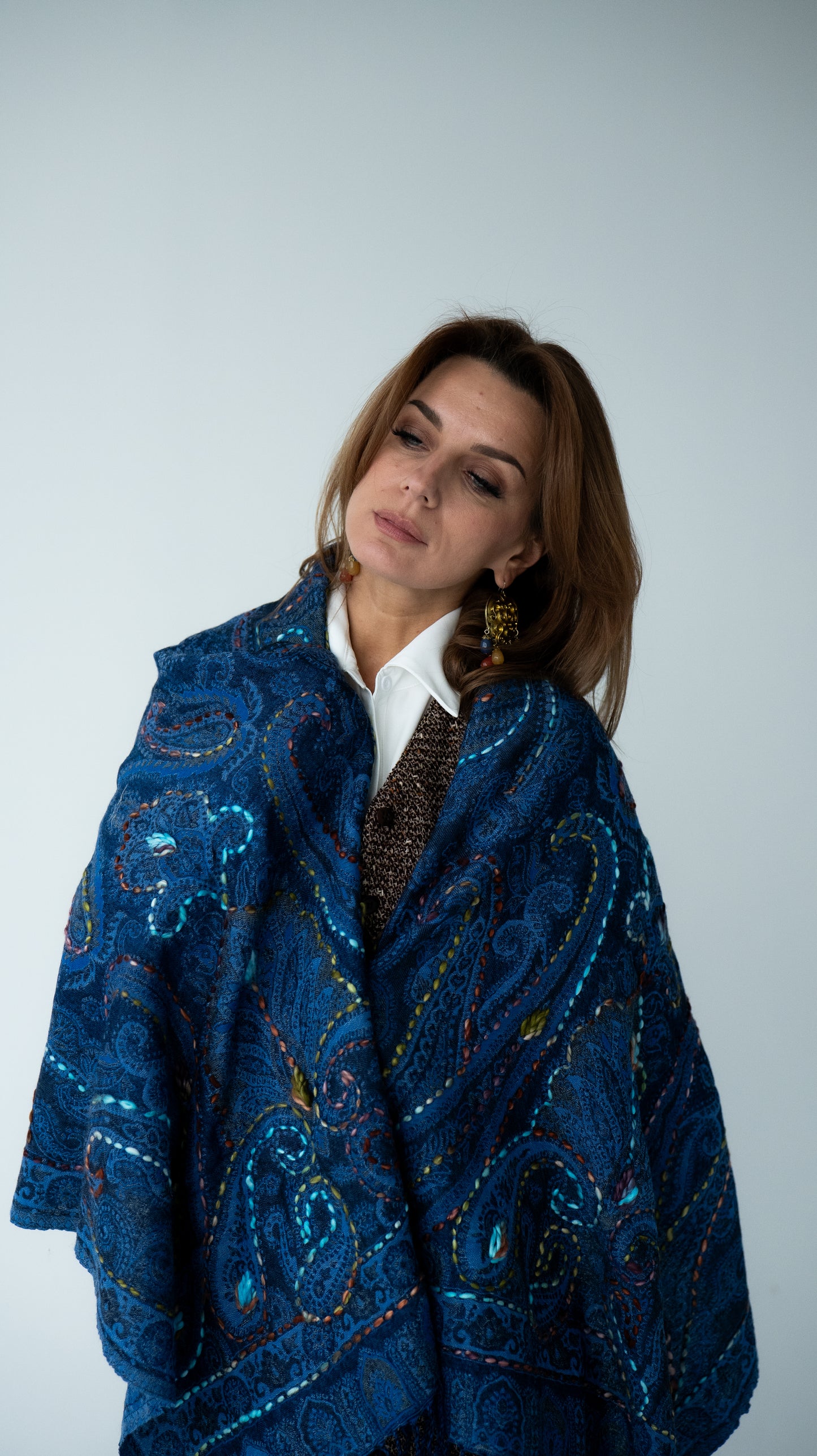 Tumši zila vilnas šalle no Kašmīras, Indijas