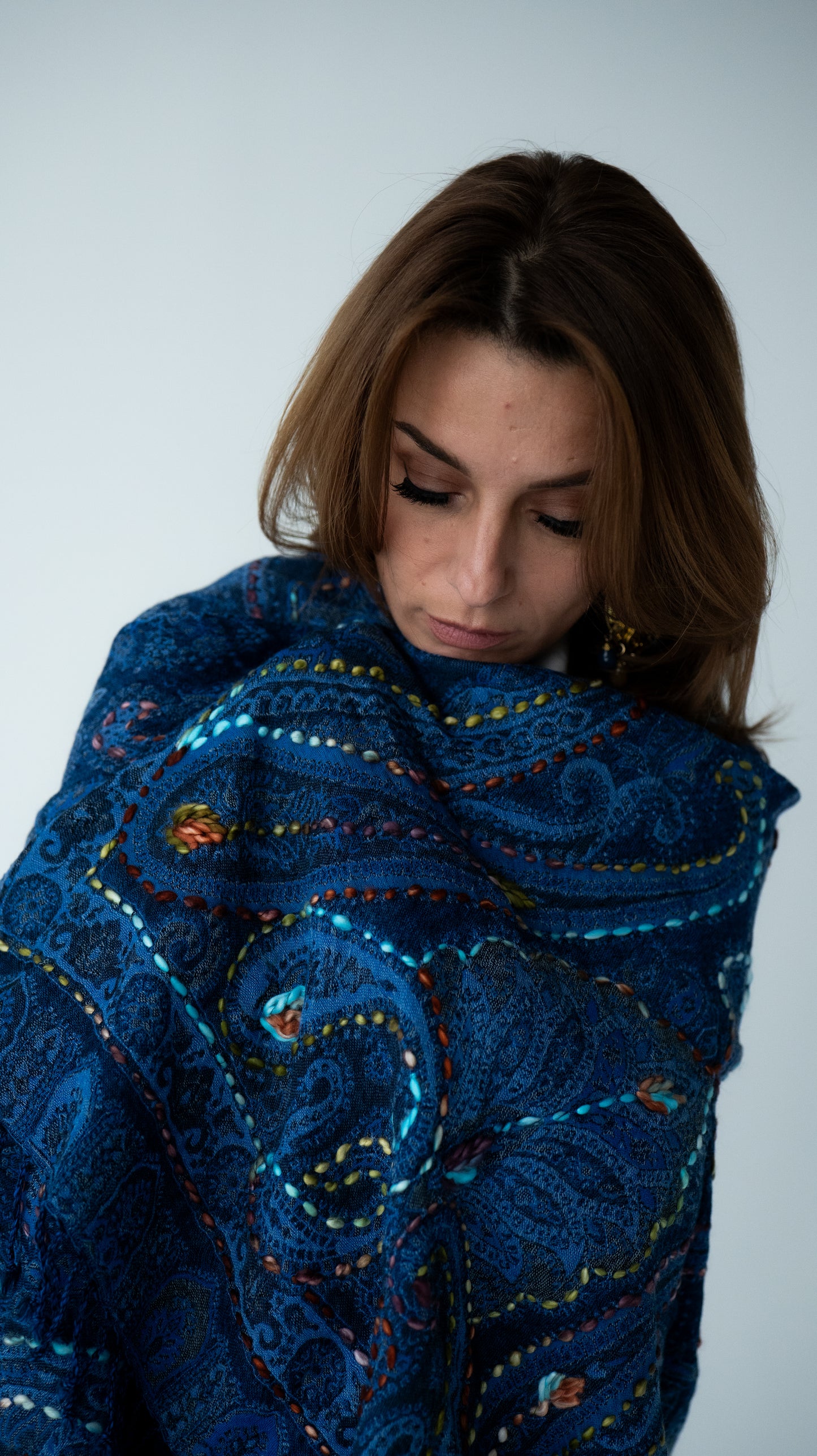 Tumši zila vilnas šalle no Kašmīras, Indijas